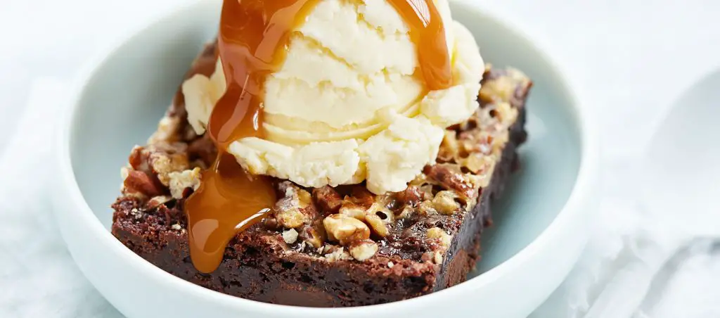 Caramel-Drizzled Sundae Brownies